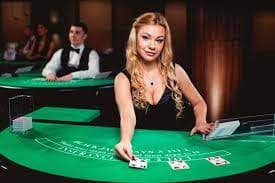 Studio dealer langsung Sydney Pools menampilkan meja blackjack dengan dealer profesional